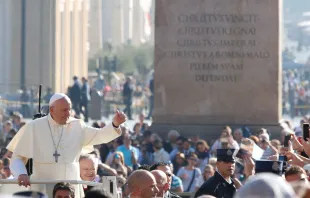 Papst Franziskus begrüßt Pilger auf dem Petersplatz am 4. Oktober 2017 / CNA / Daniel Ibanez