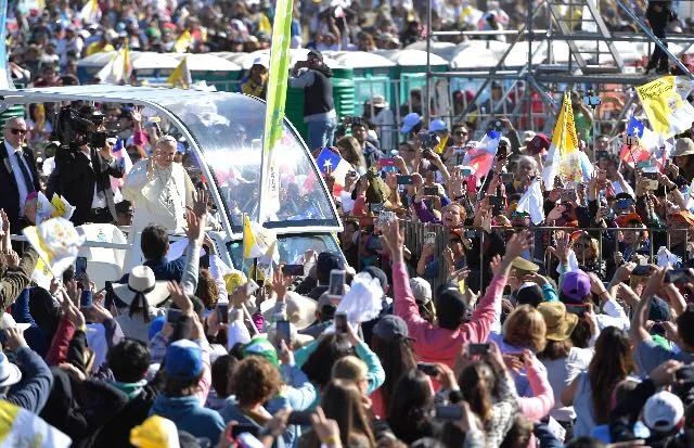 "Mari Mari wenuy Papa Francisco! Hola amigo Papa Francisco!" Freudige Begrüßung auf Mapuche und Spanisch in Temuco am 17. Januar 2018