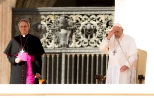 Papst Franziskus bekreuzigt sich bei der Generalaudienz am 14. März 2018. / CNA / Daniel Ibanez