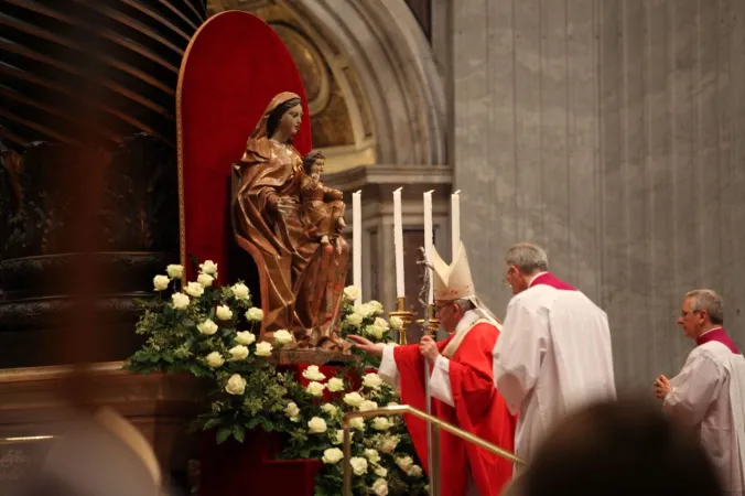 Papst Franziskus berührt die Füße der Muttergottes im Petersdom am Pfingstsonntag 2018