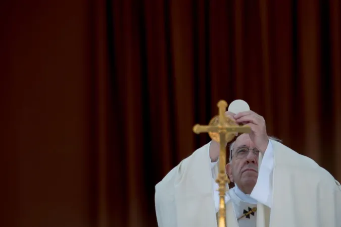 Papst Franziskus bei der Eucharistiefeier in Ostia am 3. Juni 2018