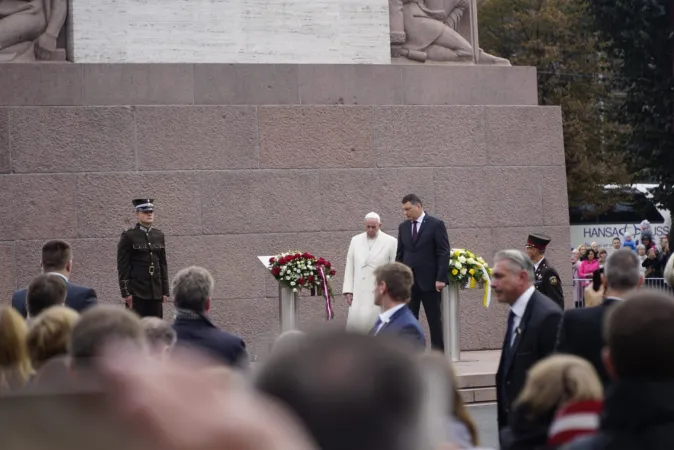 Papst Franziskus bei der Kranzniederlegung am Freiheitsdenkmal in Riga am 24. September 2018