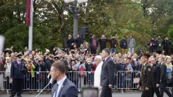 Militärisches Geleit: Papst Franziskus in Riga am 24. September 2018 / Andrea Gagliarducci / CNA Deutsch