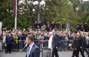 Militärisches Geleit: Papst Franziskus in Riga am 24. September 2018 / Andrea Gagliarducci / CNA Deutsch