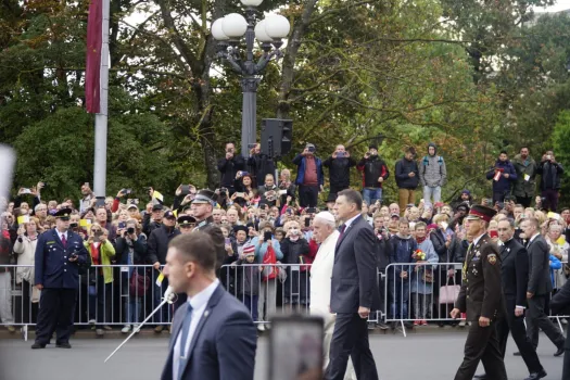 Militärisches Geleit: Papst Franziskus in Riga am 24. September 2018 / Andrea Gagliarducci / CNA Deutsch