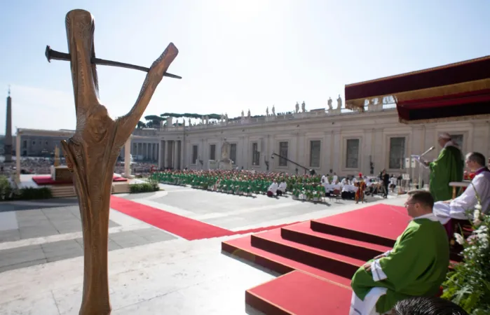 Der Hirtenstab des Papstes bei der Feier der heiligen Messe zur Eröffnung der Jugendsynode 2018 im Vatikan