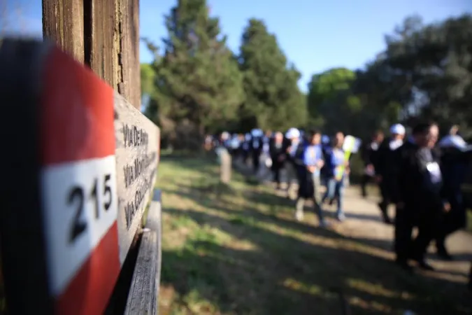 Synodenteilnehmer pilgern auf dem Frankenweg am 25. Oktober 2018