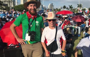 Thomas (rechts) mit dem erkennbar eidgenössischen Pilgerhut zum Auftakt des Weltjugendtages in Panama / David Ramos / CNA Deutsch