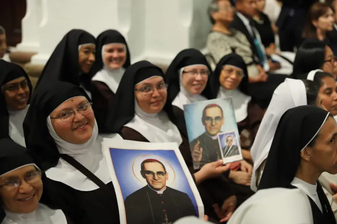 Ordensfrauen mit dem Bild Oscar Romeros in der Kathedrale von Panama am 26. Januar 2019
