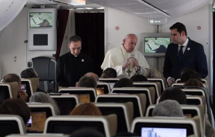 Papst Franziskus beantwortet Journalistenfragen auf dem Rückflug aus den Vereinigten Arabischen Emiraten am 5. Februar 2019 / Edward Pentin / CNA Deutsch / EWTN News