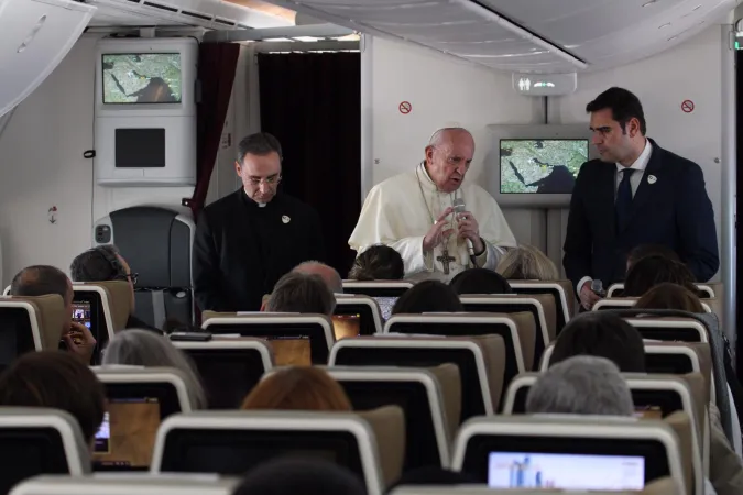 Papst Franziskus beantwortet Journalistenfragen auf dem Rückflug aus den Vereinigten Arabischen Emiraten am 5. Februar 2019