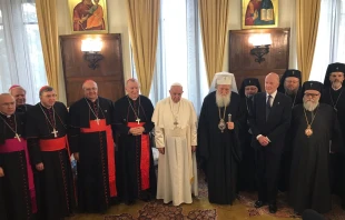 Papst Franziskus und Patriarch Neofit (Mitte) beim Treffen am 5. Mai 2019 in Sofia (Bulgarien). / Vatican Media