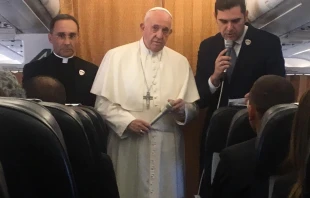 Papst Franziskus im Gespräch mit Journalisten auf dem Rückflug aus Nordmazedonien am 7. Mai 2019 / Andrea Gagliarducci / CNA Deutsch