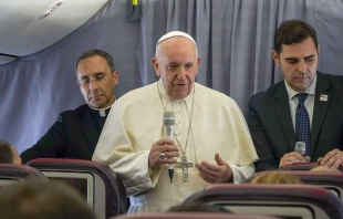Papst Franziskus im Gespräch mit Journalisten auf dem Rückflug aus Rumänien am 2. Juni 2019 / Massimiliano Valenti / CNA Deutsch