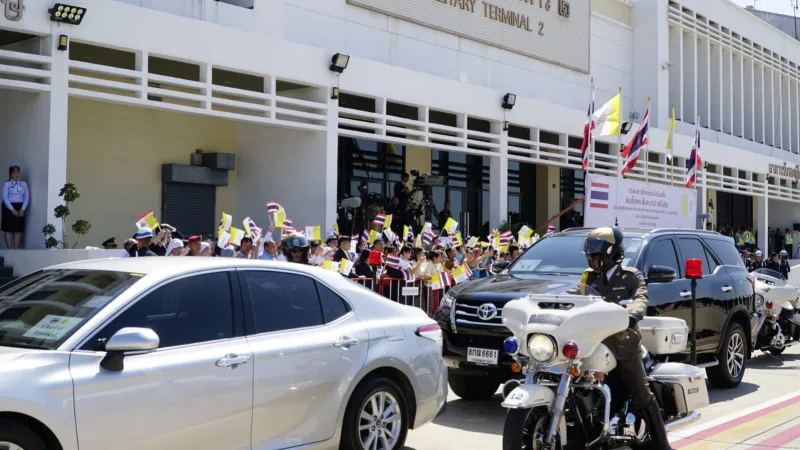 Nach seiner Landung mit Ehrenempfang wurde der Papst in einem Konvoi in die Nuntiatur in Bangkok gefahren. 