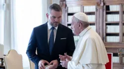 Papst Franziskus mit dem slowakischen Ministerpräsidenten Pellegrini  / EWTN-CNA Photo/Daniel Ibáñez/Vatican Pool