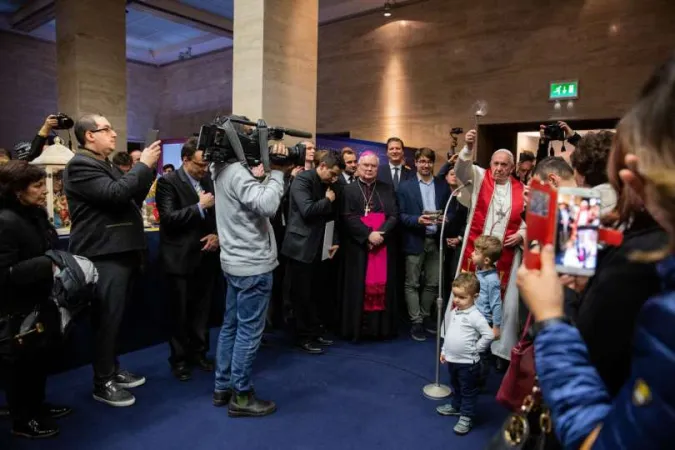 Papst Franziskus segnet die Anwesenden