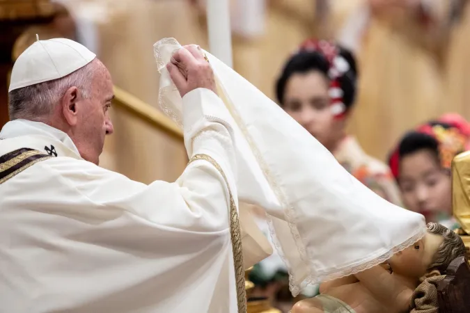 Papst Franziskus vor dem Jesuskind in der Krippe bei der Christmette im Petersdom am 24. Dezember 2019