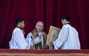 Papst Franziskus spendet den traditionellen Segen am 25. Dezember 2019 / Daniel Ibanez / CNA Deutsch