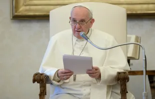 Papst Franziskus in seiner Ansprache zur Generalaudienz am 22. April 2020 in der Bibliothek des Apostolischen Palastes im Vatikan. / Vatican Media