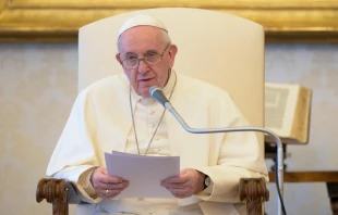 Papst Franziskus hält seine Generalaudienz am 6. Mai 2020 in der Bibliothek des Apostolischen Palastes im Vatikan. / Vatican Media