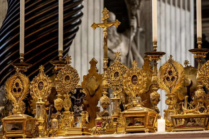 Der lichtdurchflutete Petersdom mit Reliquien zahlreicher Heiligen am Hochfest Allerheiligen, 1. November 2020.
