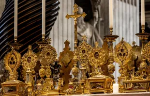 Der lichtdurchflutete Petersdom mit Reliquien zahlreicher Heiliger am Hochfest Allerheiligen, 1. November 2020.
 / Daniel Ibanez / CNA Deutsch 