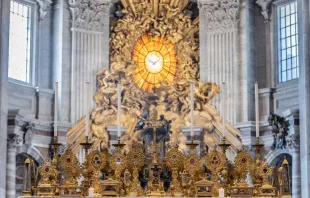 Der lichtdurchflutete Petersdom mit Reliquien zahlreicher Heiliger am Hochfest Allerheiligen, 1. November 2020.
 / Daniel Ibanez / CNA Deutsch 