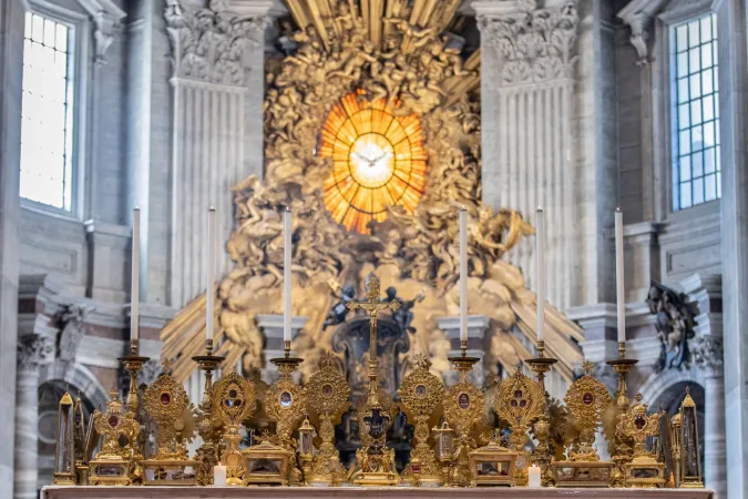 Der lichtdurchflutete Petersdom mit Reliquien zahlreicher Heiliger am Hochfest Allerheiligen, 1. November 2020.
