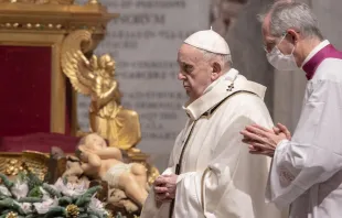 Weihnachten im Petersdom: Papst Franziskus feiert die Christmette an Heiligabend zum Hochfest der Geburt unseres Heilands, Jesus Christus, am 24. Dezember 2020. / Daniel Ibáñez/Vatican Pool