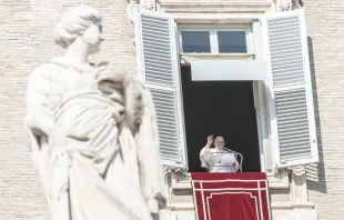 Papst Franziskus winkt Menschen auf dem Petersplatz am 21. Februar 2021. / Daniel Ibanez / CNA Deutsch 