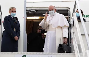 Papst Franziskus vor dem Abflug zu seiner Reise in den Irak vom 5. bis 8. März 2021 am Flughafen Fiumicino in Rom. / Daniel Ibanez / CNA Deutsch 