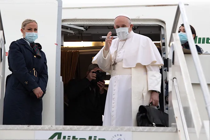 Papst Franziskus vor dem Abflug zu seiner Reise in den Irak vom 5. bis 8. März 2021 am Flughafen Fiumicino in Rom.