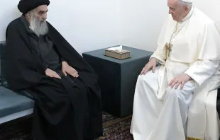 Historische Begegnung in nüchterner Atmosphäre: Ayatollah Ali Al-Sistani (links) und Papst Franziskus bei ihrem Treffen am 6. März im irakischen Nadschaf. / Vatican Media