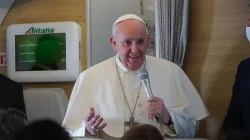 Papst Franziskus spricht mit Journalisten auf dem Rückflug nach Rom am 8. März 2021 / Colm Flynn / CNA Deutsch