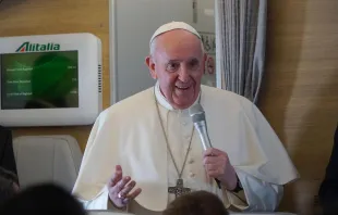 Papst Franziskus spricht mit Journalisten auf dem Rückflug nach Rom am 8. März 2021 / Colm Flynn / CNA Deutsch