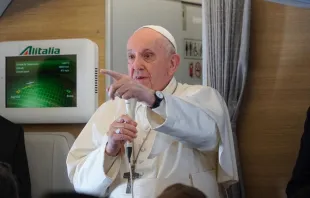 Papst Franziskus spricht mit Journalisten auf dem Rückflug nach Rom am 8. März 2021
 / Colm Flynn / CNA Deutsch