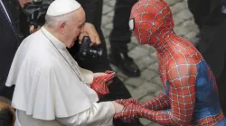 Papst Franziskus (links) mit Mattia Villardita, einem 28 Jahre alten Italiener, der sich als Spiderman verkleidet, am 23. Juni 2021. / Pablo Esparza / CNA Deutsch 
