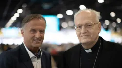 Martin Rothweiler (li.) und Kardinal Péter Erdő  / Daniel Ibáñez / CNA Deutsch 