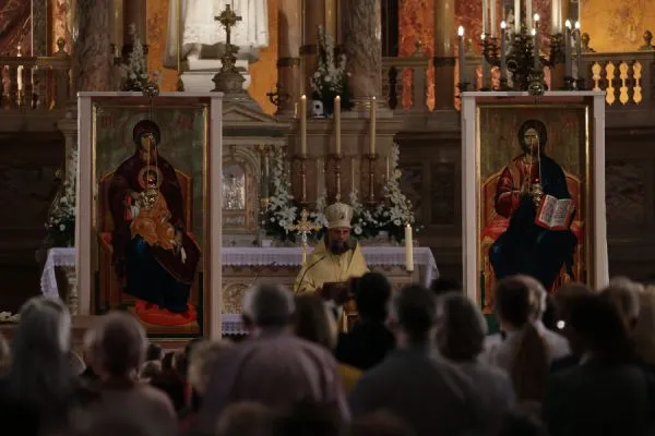 Eine byzantinische göttliche Liturgie wird am 8. September 2021 in der St.-Stephans-Basilika in Budapest, Ungarn, gefeiert. 
