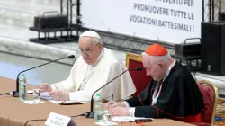 Papst Franziskus spricht beim Internationalen Theologischen Symposium in der Audienzhalle des Vatikans am 17. Februar 2022 über das Priestertum. / Daniel Ibáñez / CNA Deutsch 