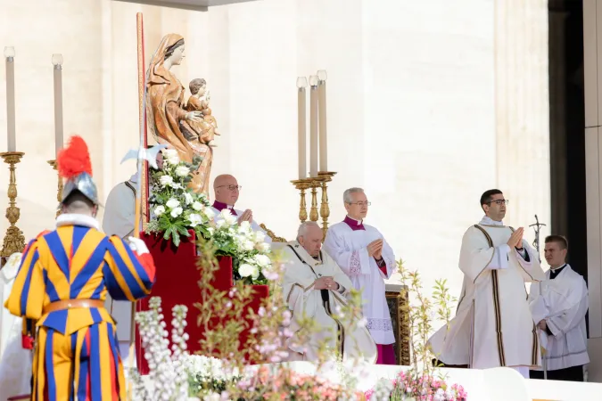 Ostersonntag, 17. April 2022: Der Petersplatz in Rom