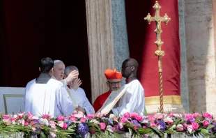 Papst Franziskus spendet den Segen der Stadt und des Weltkreises – Urbi et Orbi – am Ostersonntag, 17. April 2022 / Daniel Ibáñez / CNA Deutsch 