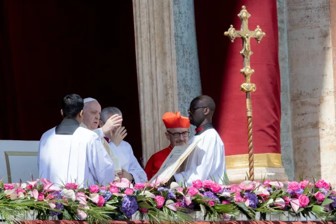 Papst Franziskus spendet den Segen der Stadt und des Weltkreises – Urbi et Orbi – am Ostersonntag, 17. April 2022