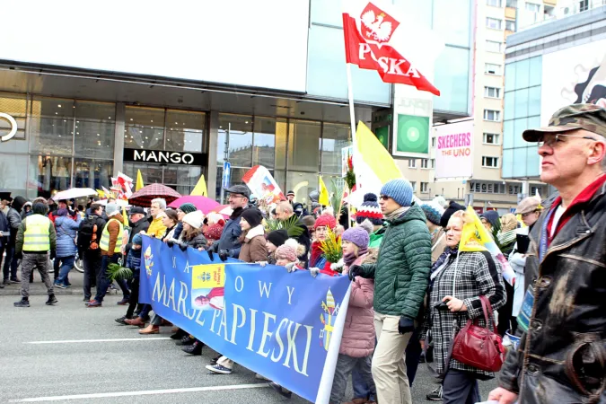 Umzüge zum Gedenken an den heiligen Papst Johannes Paul II. in Polen am 2. April 2023