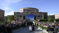 Papst Franziskus vor der Kathedrale Peter und Paul am 2. September 2023 / Vatican Media