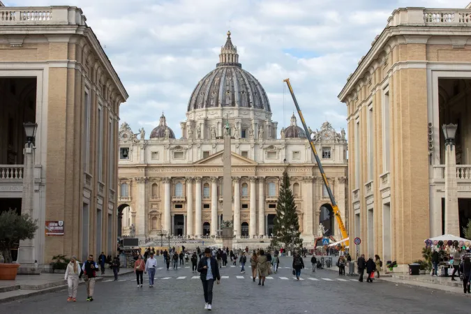 Aufbau des Weihnachtsbaums auf dem Petersplatz am 23. November 2023.