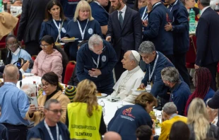 Papst Leo XIV. speist mit Bedürftigen / Daniel Ibáñez / EWTN News