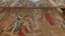 Ein von Raffael entworfener Wandteppich hängt an seinem Bestimmungsort in der Sixtinischen Kapelle am 17. Februar 2020 / Governatorato SCV - Direzione del Musei.
