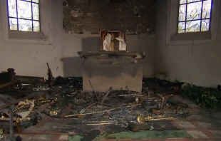 Zerstörter Hochaltar der Kreuzerhöhungskirche zu Wissen / screenshot / SWR